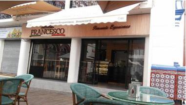 Exterior del café en una foto pública asociada a Francesco