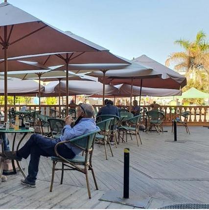 Terraza de Cafetería Francesco junto a Plaza Prat